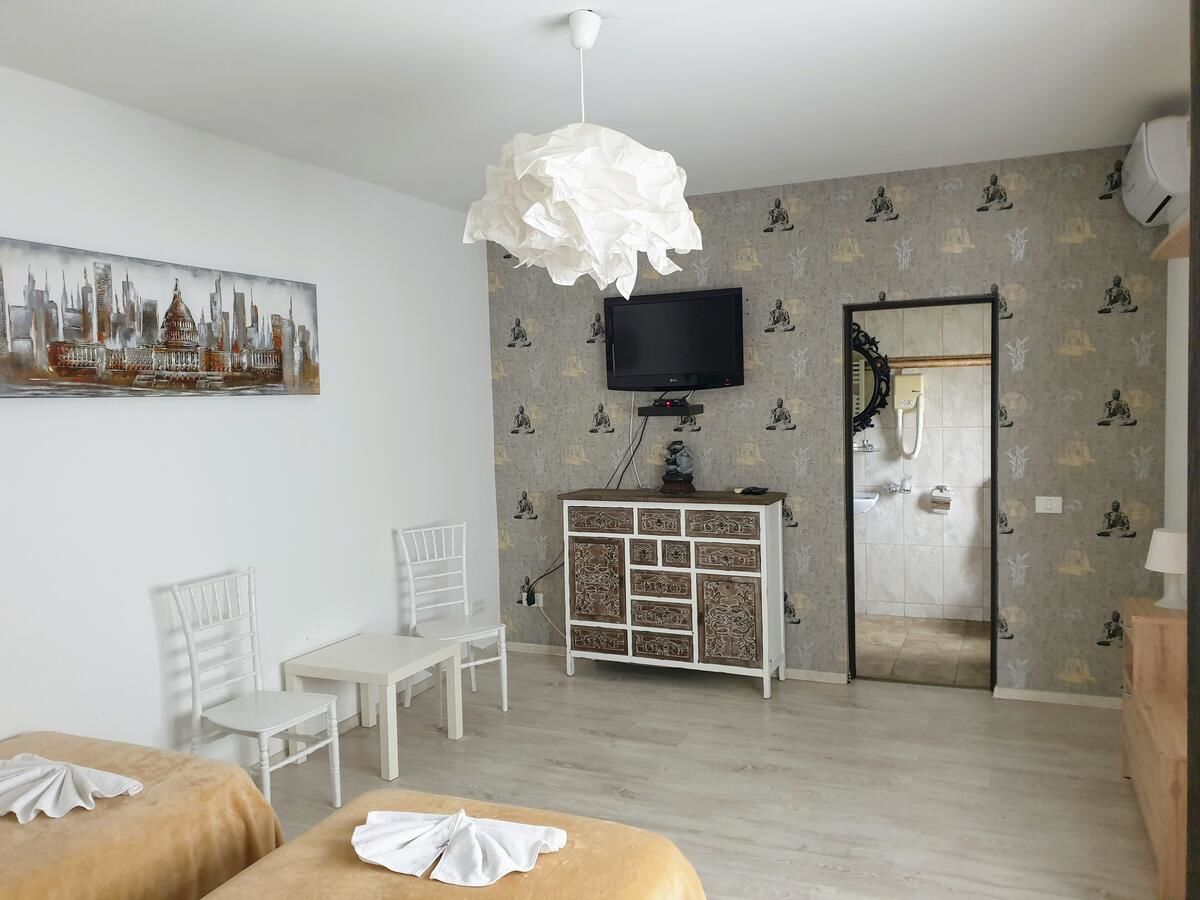 Отель Hotel Queen Бухарест-14