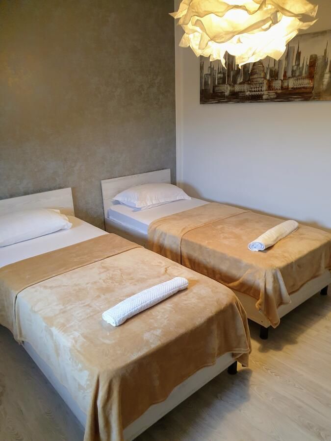 Отель Hotel Queen Бухарест-15