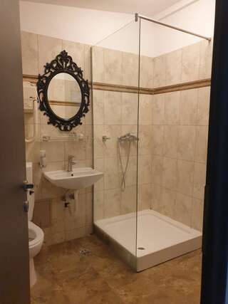 Отель Hotel Queen Бухарест Двухместный номер с 2 отдельными кроватями-4