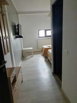 Отель Hotel Queen Бухарест Двухместный номер с 2 отдельными кроватями-9