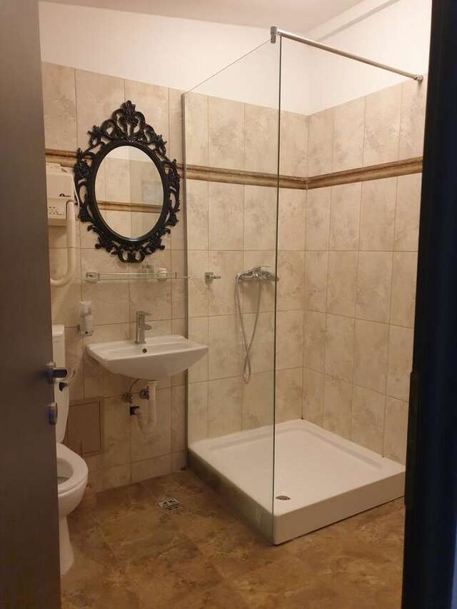 Отель Hotel Queen Бухарест-12